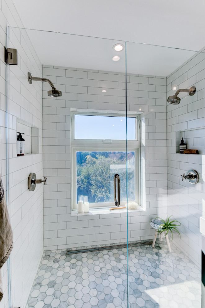 Bild på ett mellanstort funkis en-suite badrum, med skåp i shakerstil, grå skåp, en kantlös dusch, en toalettstol med hel cisternkåpa, vit kakel, keramikplattor, vita väggar, marmorgolv, ett undermonterad handfat, vitt golv och dusch med gångjärnsdörr