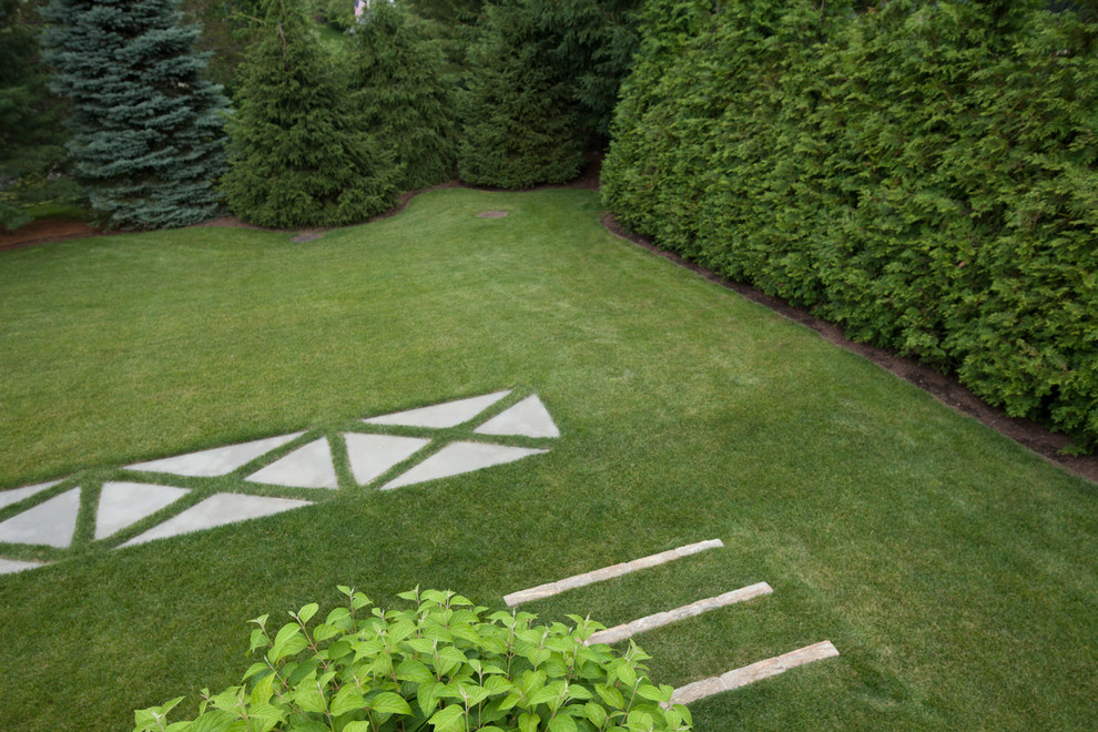 Photo of a mid-sized transitional full sun side yard stone garden path in New York for summer.