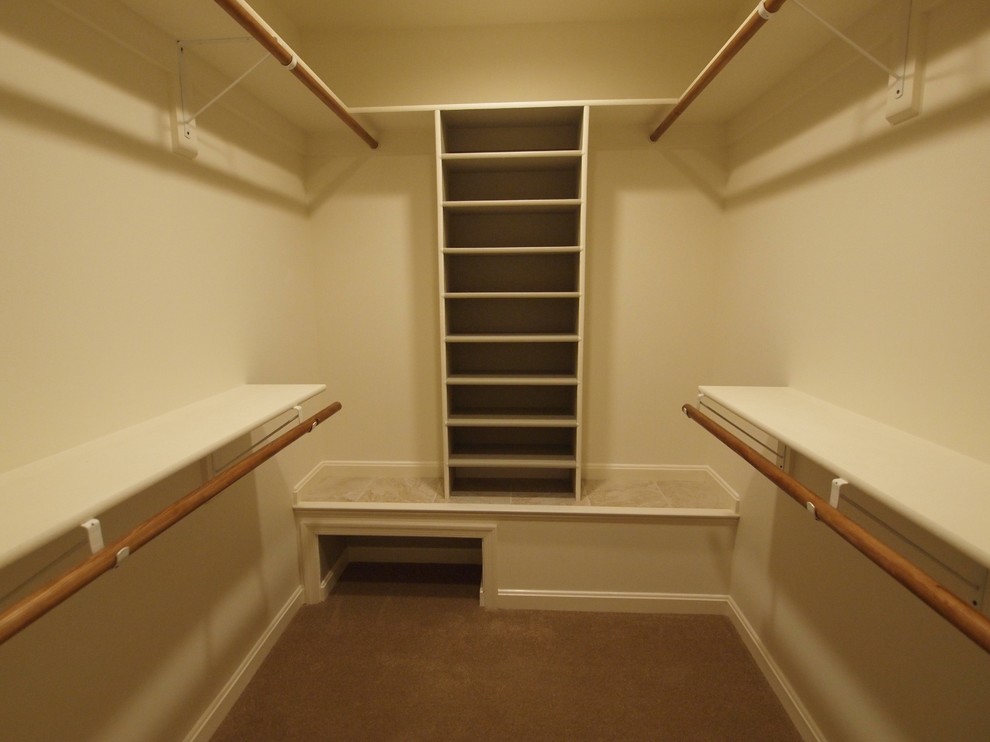 Small traditional gender-neutral walk-in wardrobe in Baltimore with carpet.
