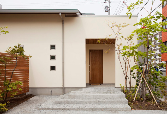 目にも肌にも優しい木の温もりに包まれて、木々の恵みに包まれた家 moderno-entrada