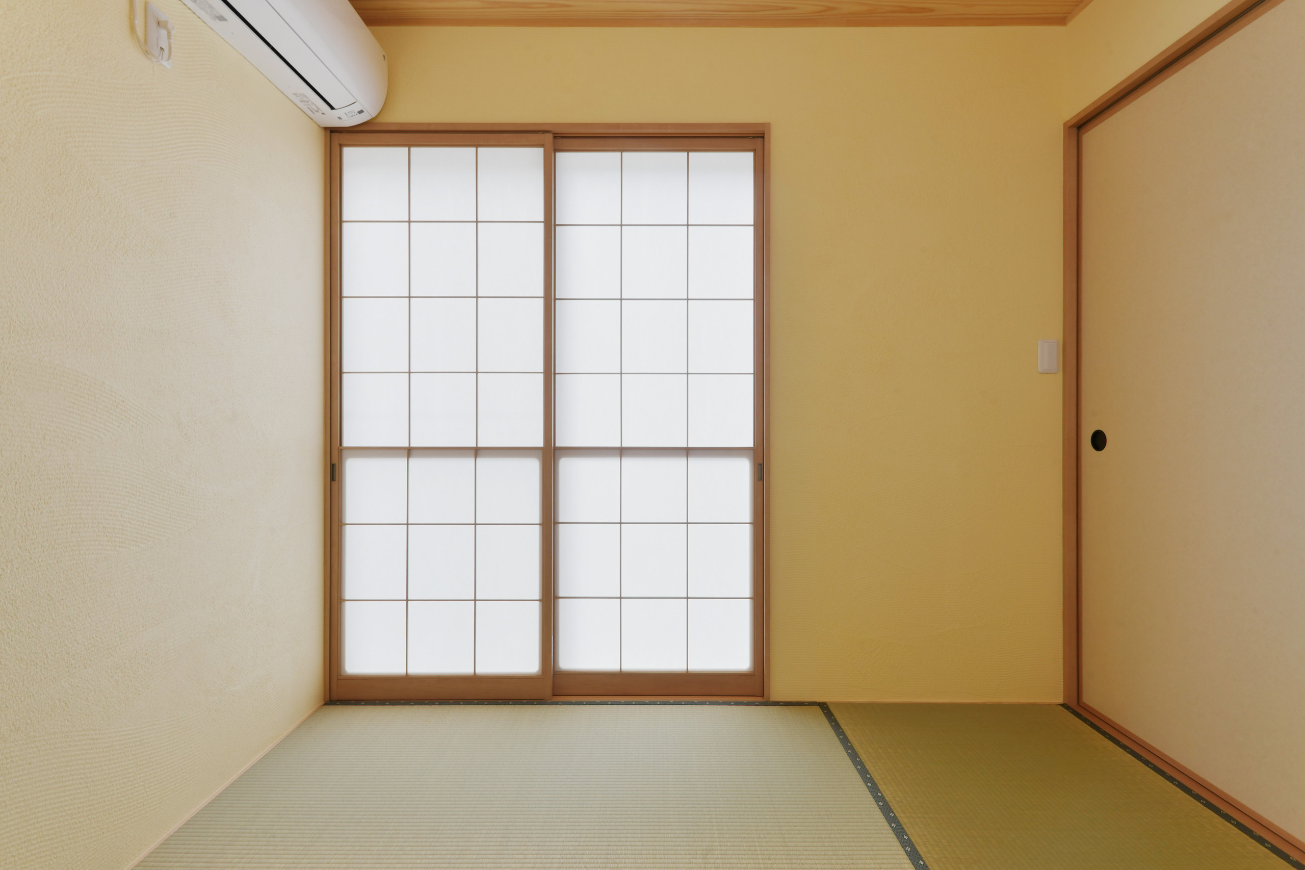 陽光が降り注ぐリビング階段の家