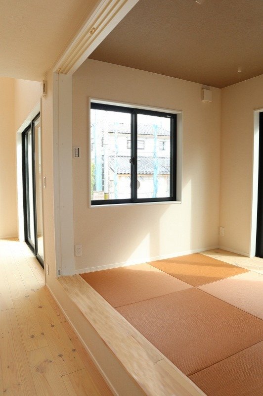 Exemple d'un salon avec un sol de tatami.
