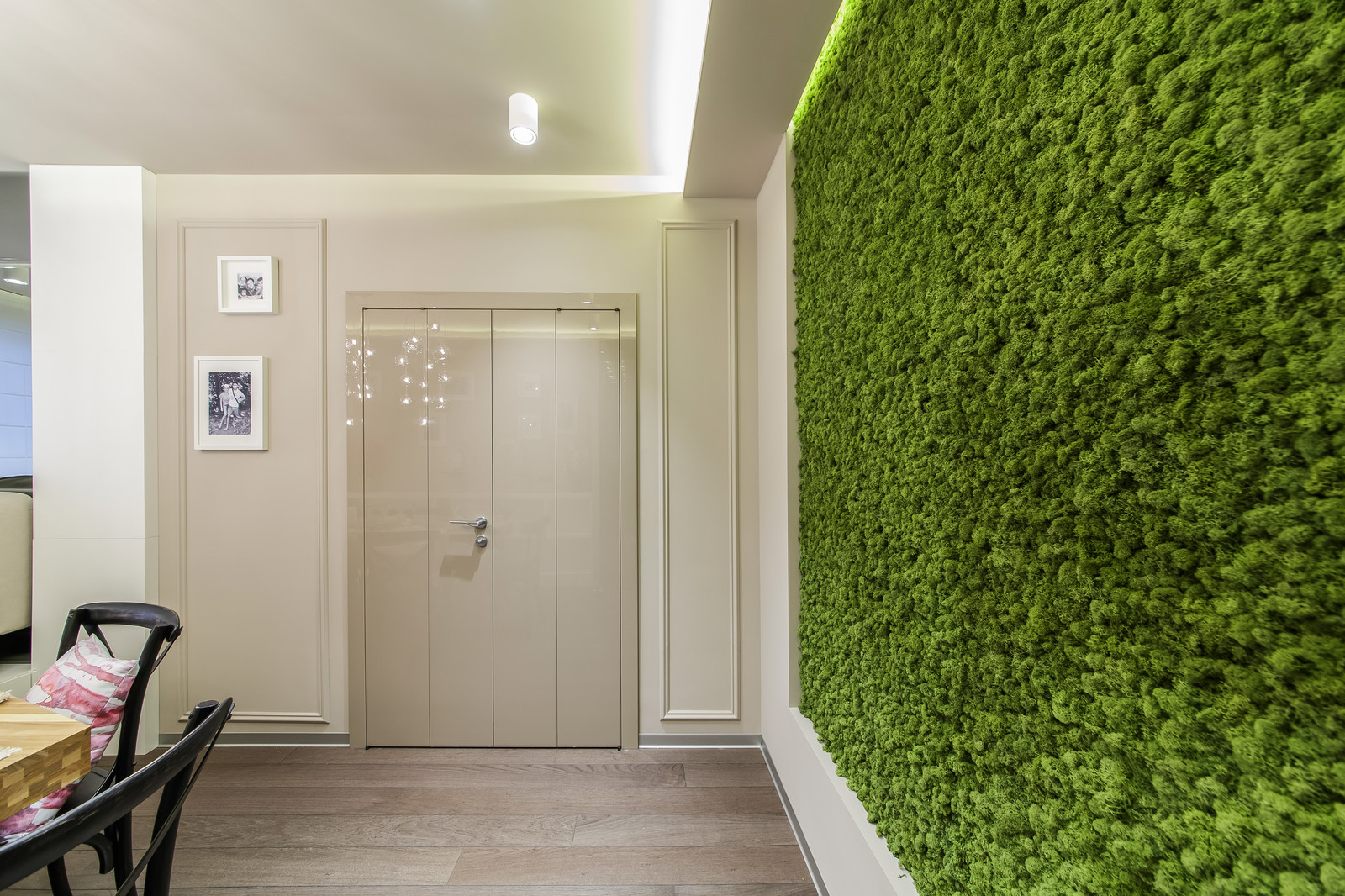 Квартирный вопрос_Гостиная со столом на рельсах_Е.Серафимович