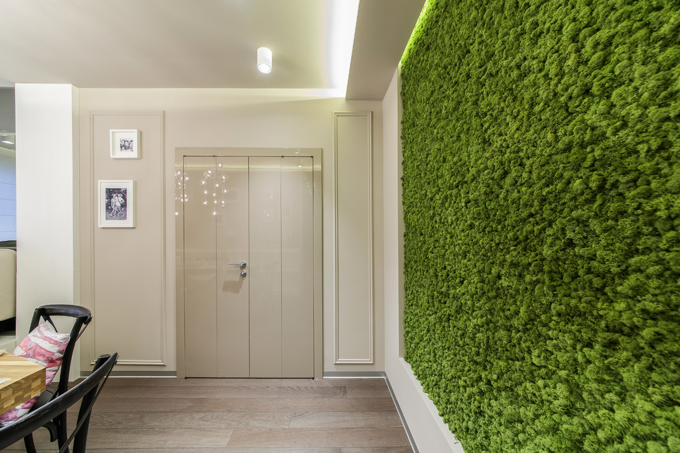 Квартирный вопрос_Гостиная со столом на рельсах_Е.Серафимович