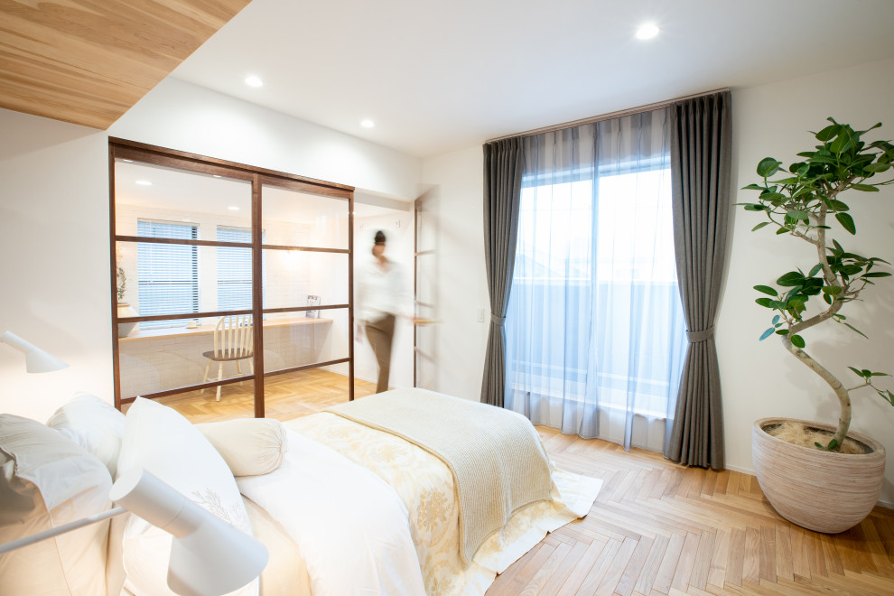 Exemple d'une chambre parentale romantique avec un mur blanc, un sol en bois brun, aucune cheminée, un plafond en bois et du papier peint.
