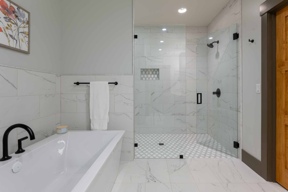 Example of a mid-sized transitional bathroom design