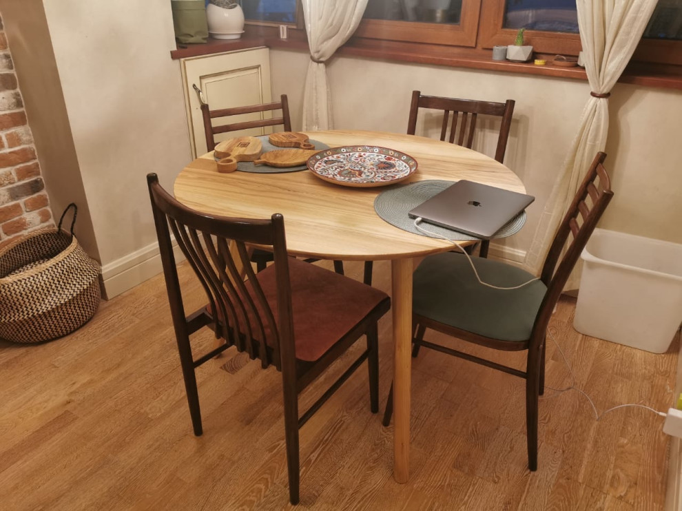 Круглый обеденный стол для кухни