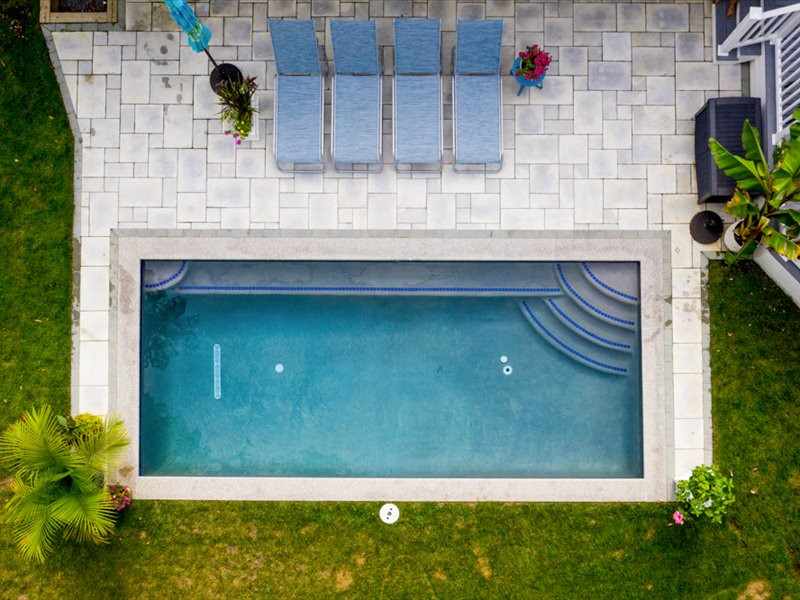 Kleiner Klassischer Pool hinter dem Haus in rechteckiger Form mit Betonboden in Sonstige