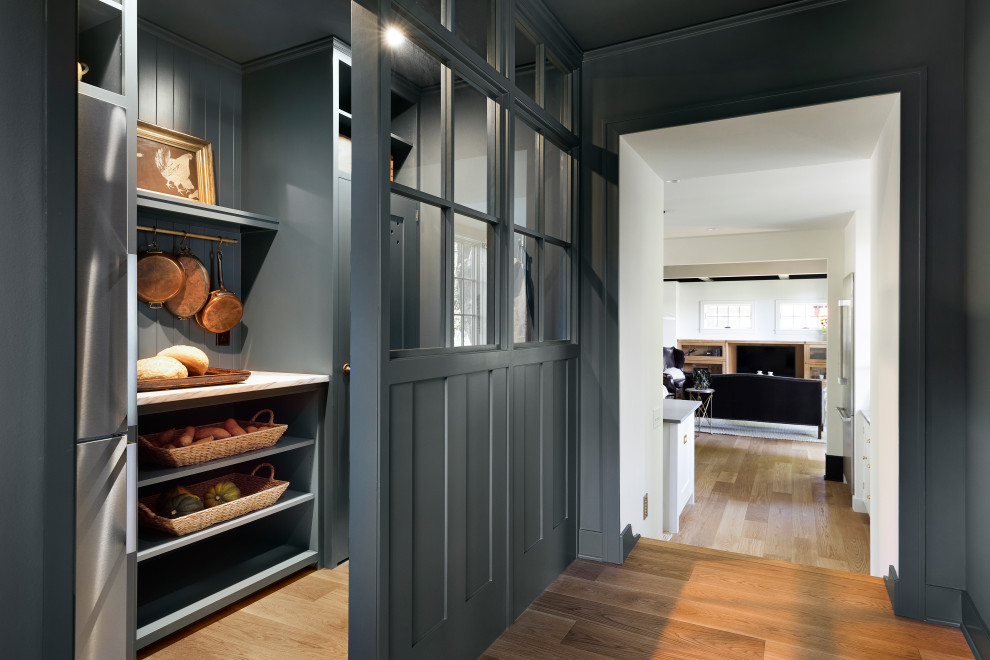 Источник вдохновения для домашнего уюта: коридор в стиле кантри с синими стенами, светлым паркетным полом, коричневым полом и деревянными стенами