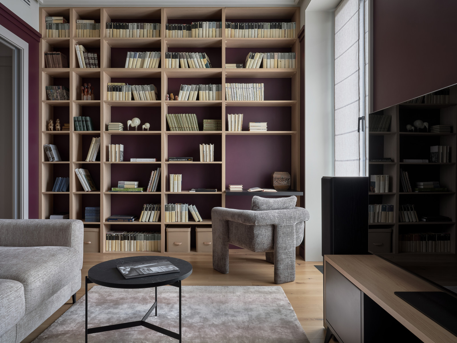 Современный интерьер с фиолетовыми акцентами