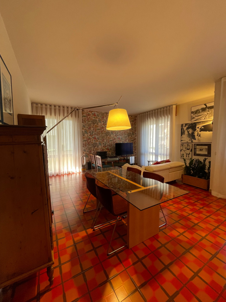 Immagine di un soggiorno boho chic di medie dimensioni con sala formale, pareti beige, pavimento con piastrelle in ceramica, parete attrezzata, pavimento arancione e tappeto