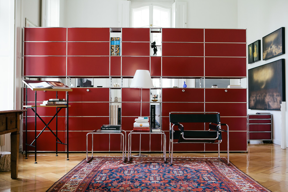 Modernes Wohnzimmer mit weißer Wandfarbe und braunem Holzboden in Berlin