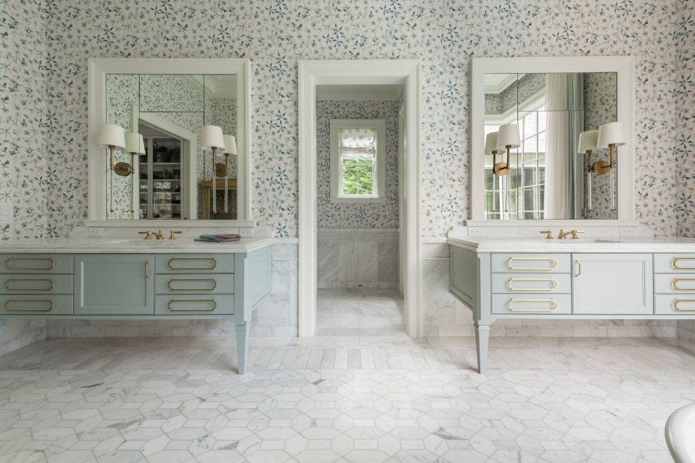Foto på ett mellanstort vintage vit en-suite badrum, med luckor med profilerade fronter, turkosa skåp, ett fristående badkar, en dusch i en alkov, ett undermonterad handfat, marmorbänkskiva, vitt golv och dusch med gångjärnsdörr