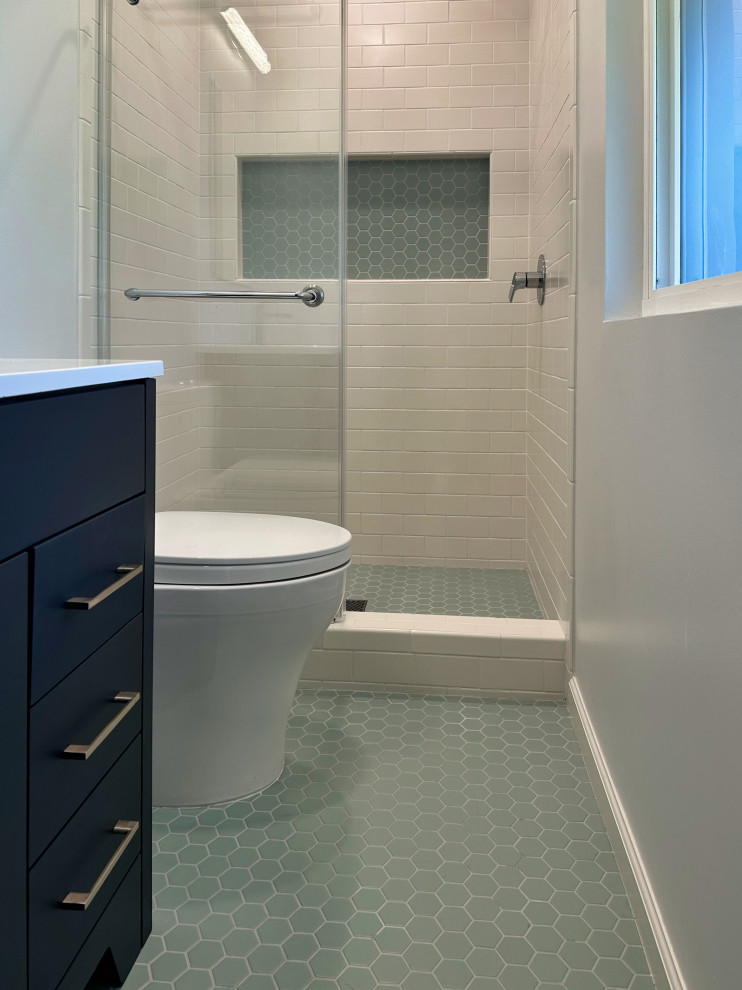 Exempel på ett litet maritimt vit vitt badrum, med luckor med infälld panel, blå skåp, ett badkar i en alkov, en dusch i en alkov, flerfärgad kakel, glaskakel, mosaikgolv, bänkskiva i kvarts, blått golv och dusch med skjutdörr