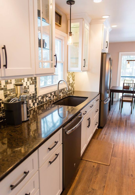 Mid-sized transitional galley medium tone wood floor and brown floor eat-in kitchen photo with an undermount sink, shaker cabinets, white cabinets, marble countertops, metallic backsplash, mosaic tile backsplash, stainless steel appliances and a peninsula
