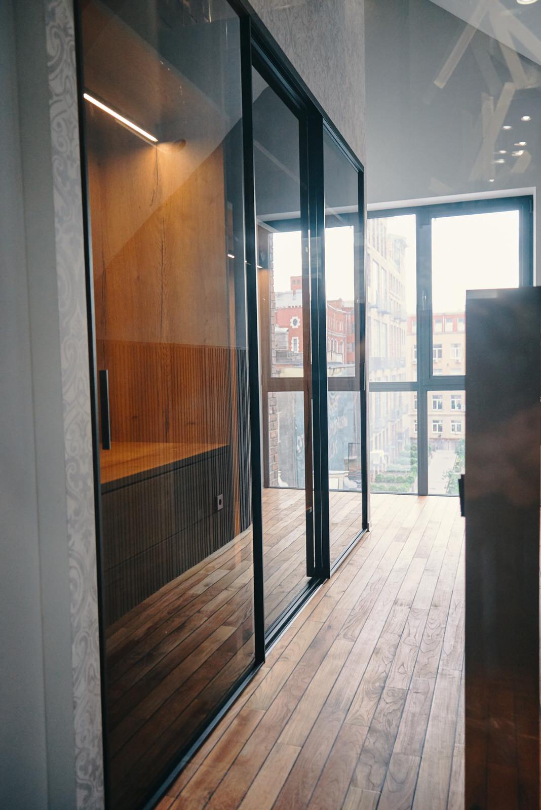 Шкаф-купе raumplus с тонированными дверьми в черном профиле S1200