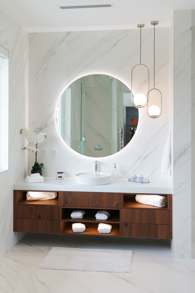Small contemporary master bathroom in Miami with flat-panel cabinets, dark wood cabinets, a one-piece toilet, beige tile, ceramic tile, beige walls, ceramic floors, a vessel sink, engineered quartz benchtops, grey floor, white benchtops, a single vanity and a floating vanity.
