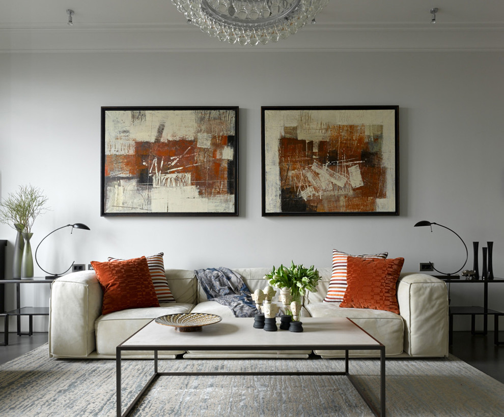 Две картины в интерьере гостиной