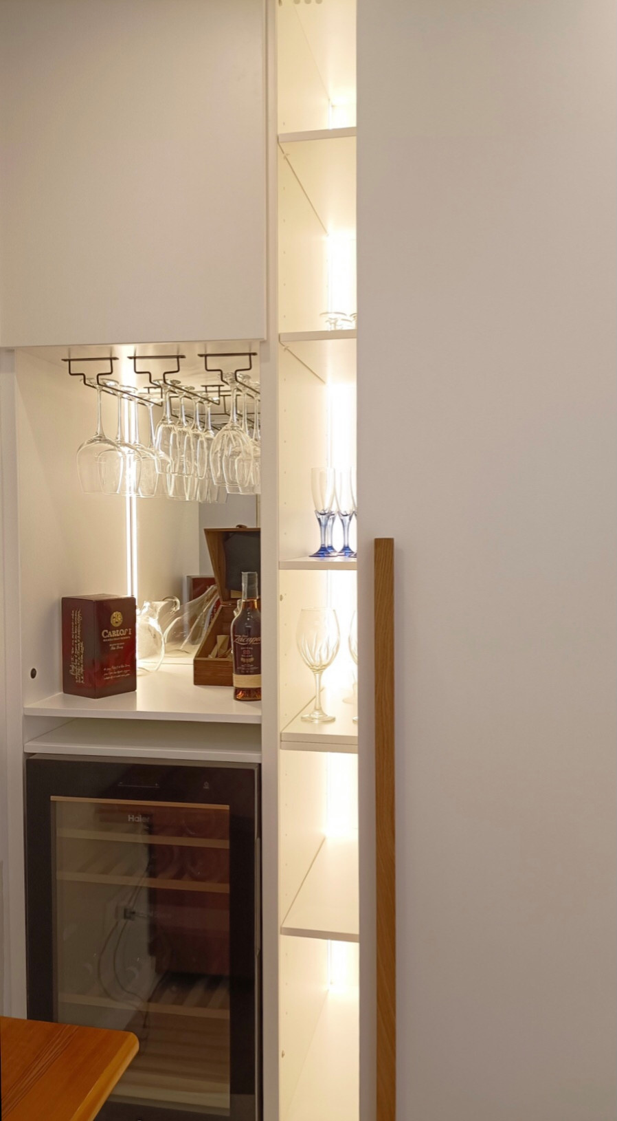 dettaglio angolo Cantina vini _Attico via Cortina d'Ampezzo
