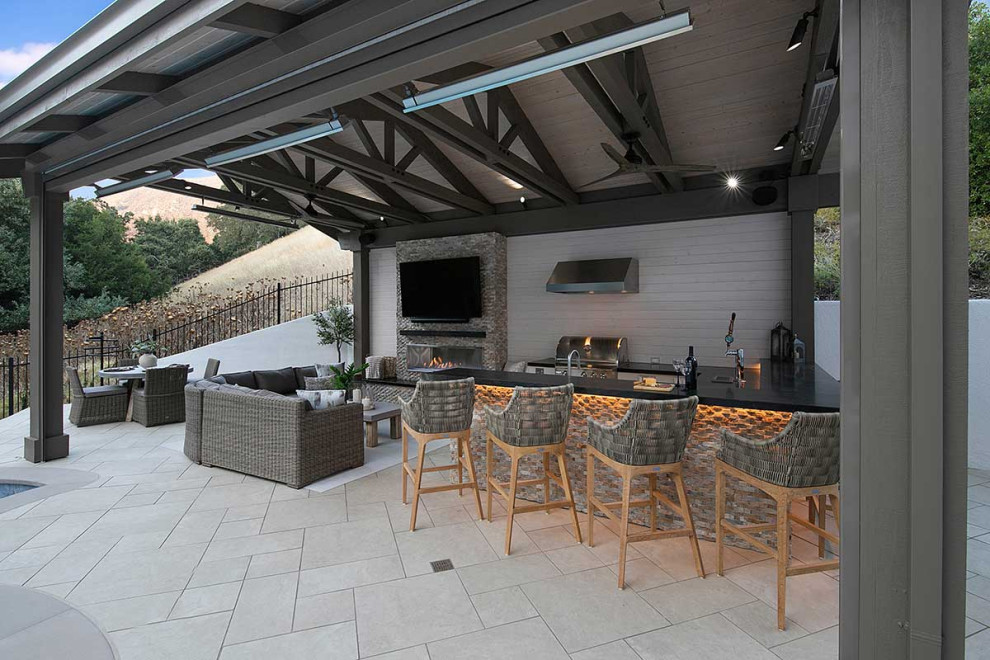 Esempio di un grande patio o portico minimal dietro casa con piastrelle e un gazebo o capanno