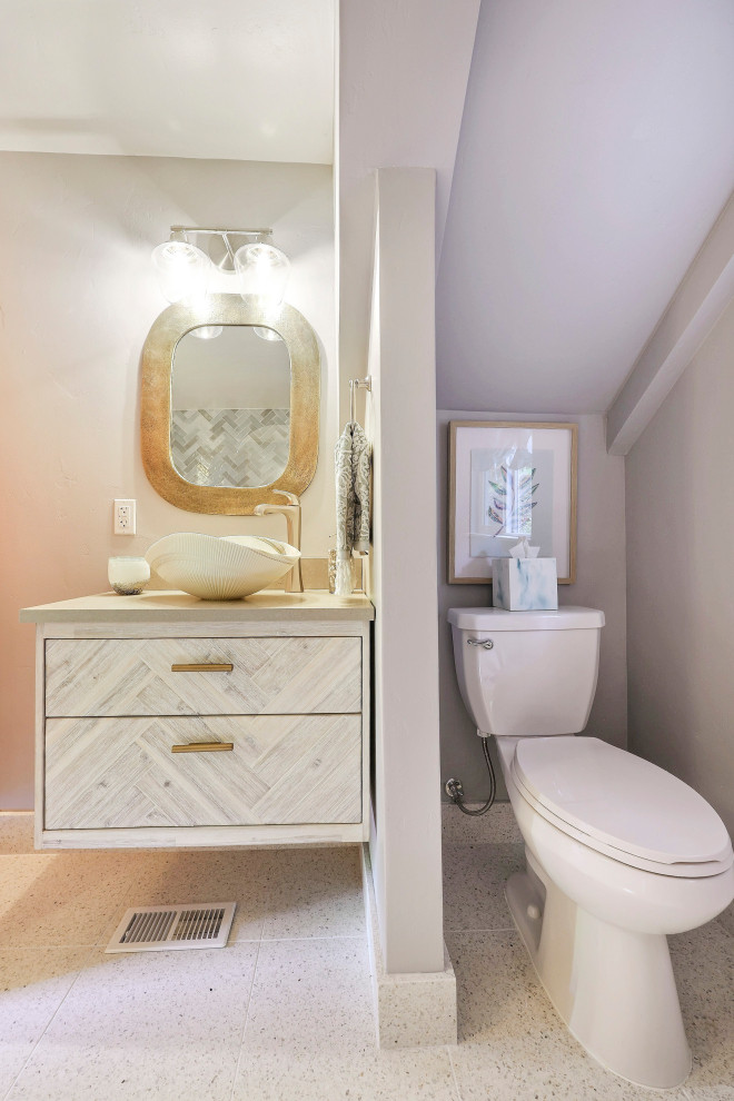 Idée de décoration pour une salle d'eau marine en bois vieilli de taille moyenne avec une baignoire en alcôve, un combiné douche/baignoire, WC séparés, un carrelage bleu, des carreaux de céramique, un mur gris, un sol en terrazzo, une vasque, un plan de toilette en quartz modifié, un sol blanc, une cabine de douche à porte battante, un plan de toilette gris, une niche, meuble simple vasque et meuble-lavabo suspendu.