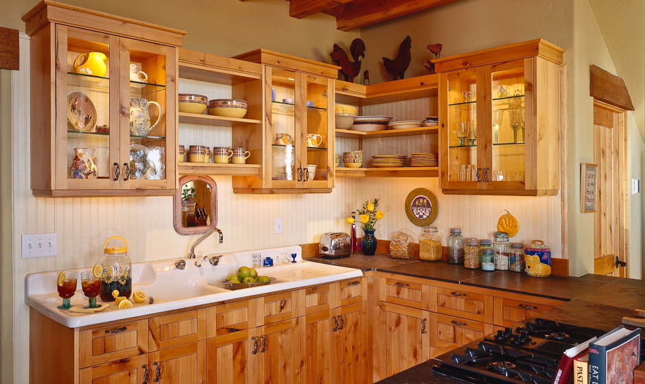 Mid-sized mountain style u-shaped eat-in kitchen photo with an undermount sink, medium tone wood cabinets, white backsplash and no island
