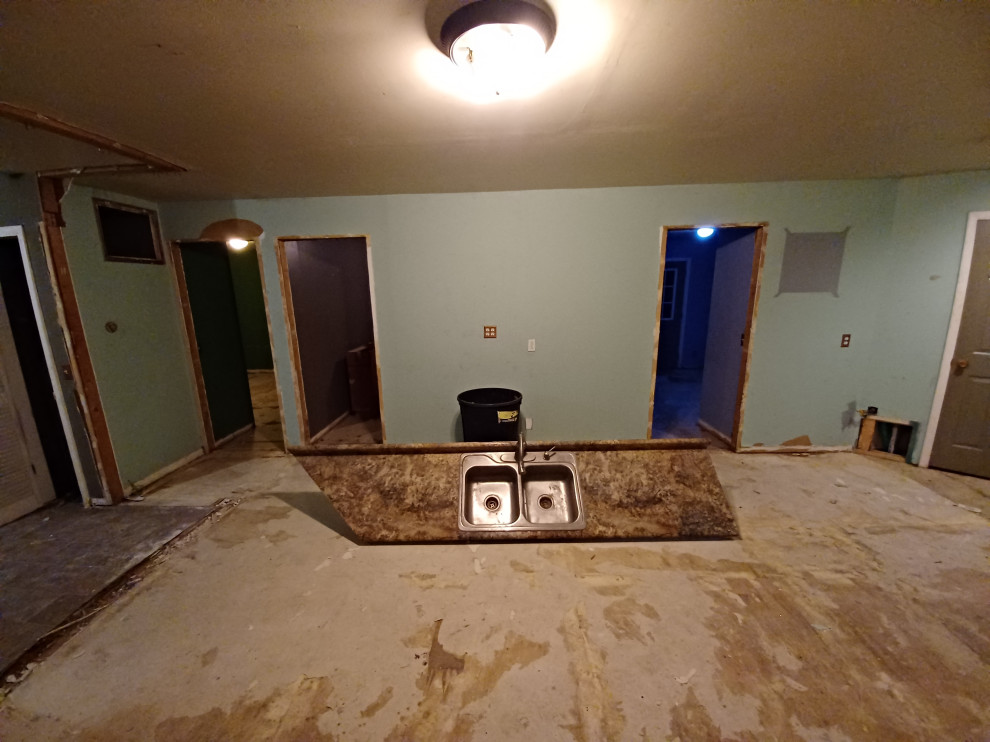 Example of a transitional home design design in Milwaukee