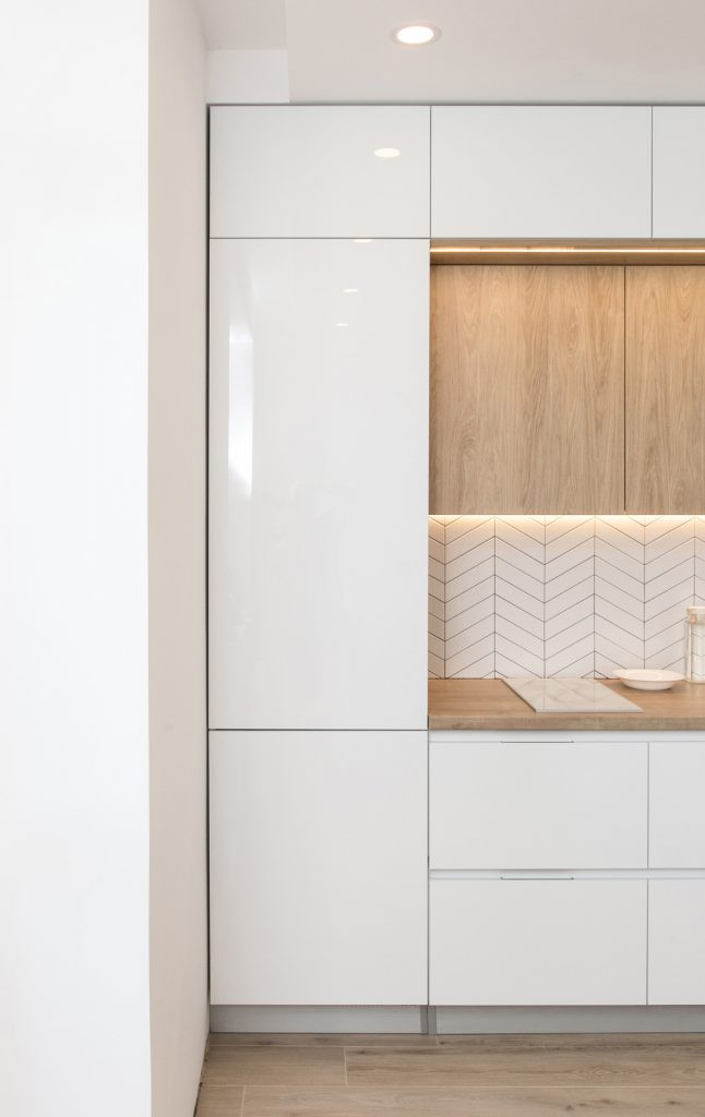 Белая глянцевая кухня с деревянными светлыми фасадами