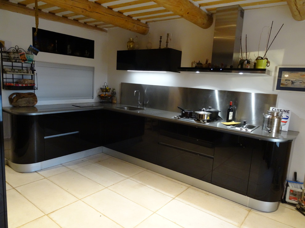 Cette photo montre cuisine ouverte in L With un placard à porte affleurante, des portes de placard noires, un plan de travail en quartz, un électroménager noir and aucun îlot.