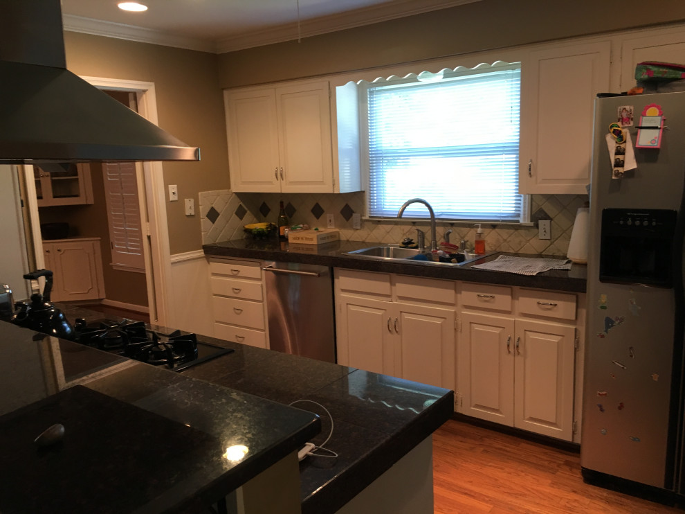 Kitchen - kitchen idea in Austin