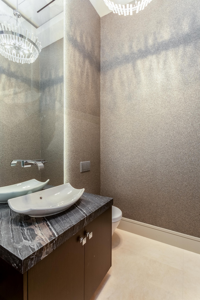 Bild på ett mellanstort funkis grå grått badrum med dusch, med vit kakel, släta luckor, skåp i mörkt trä, spegel istället för kakel, grå väggar, kalkstensgolv, ett fristående handfat, bänkskiva i kvartsit och beiget golv