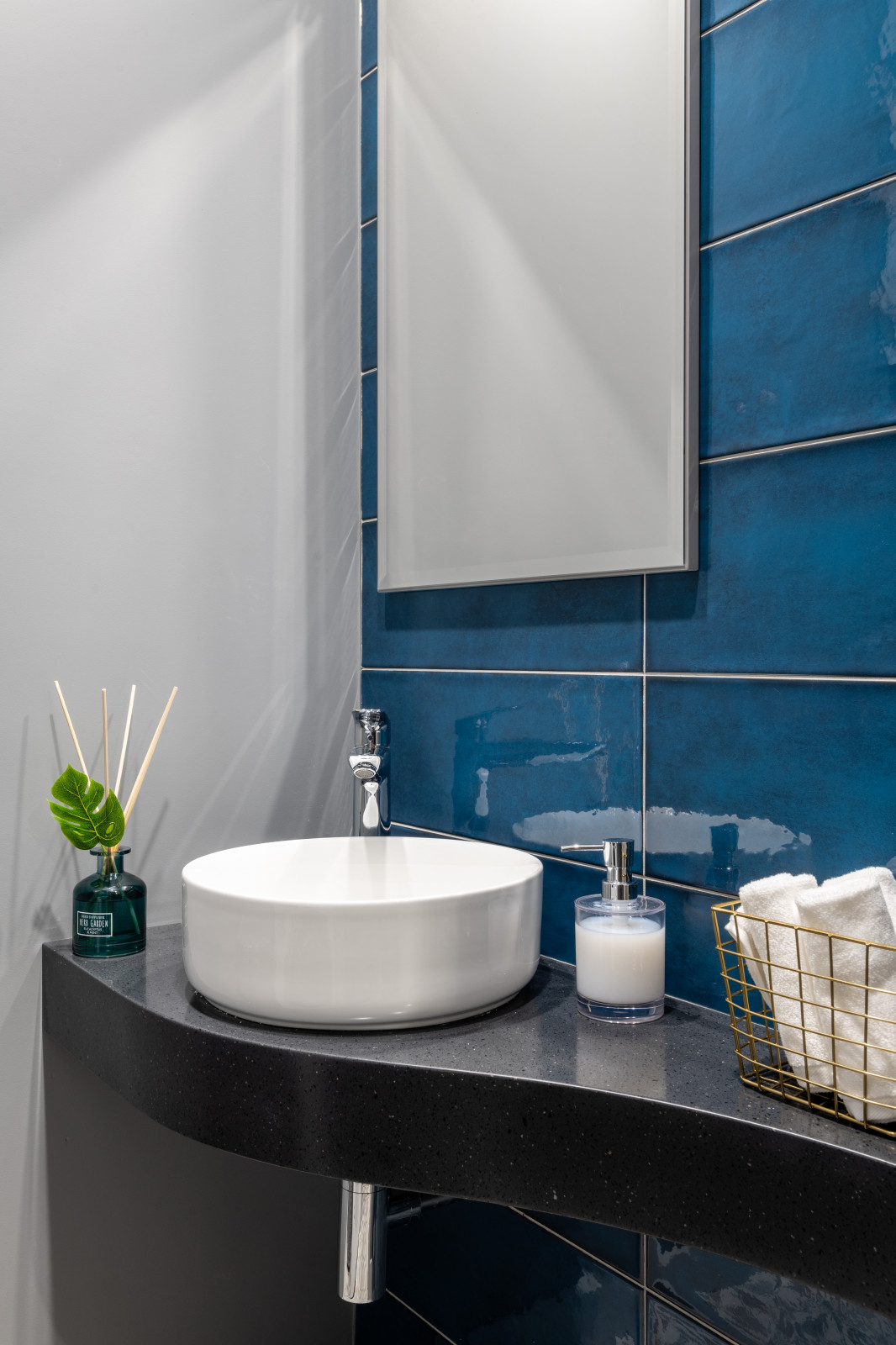 Серый, изумрудный и ягодный