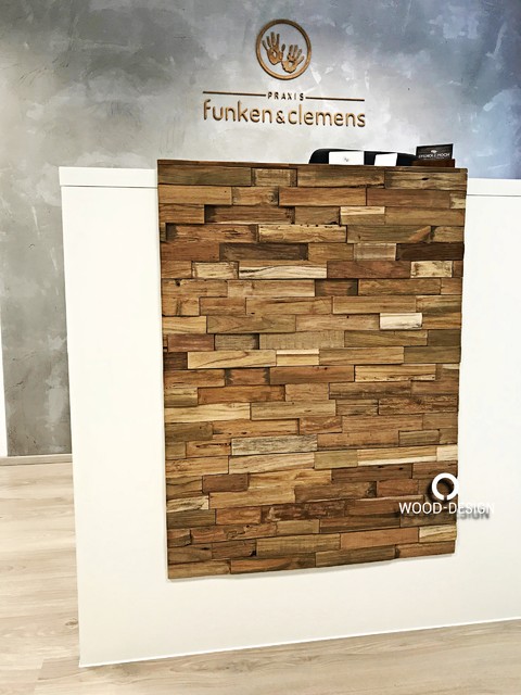 Empfangstheke in einer Praxis, schlichtes weiss mit Spaltholz Highlight contemporary-entre