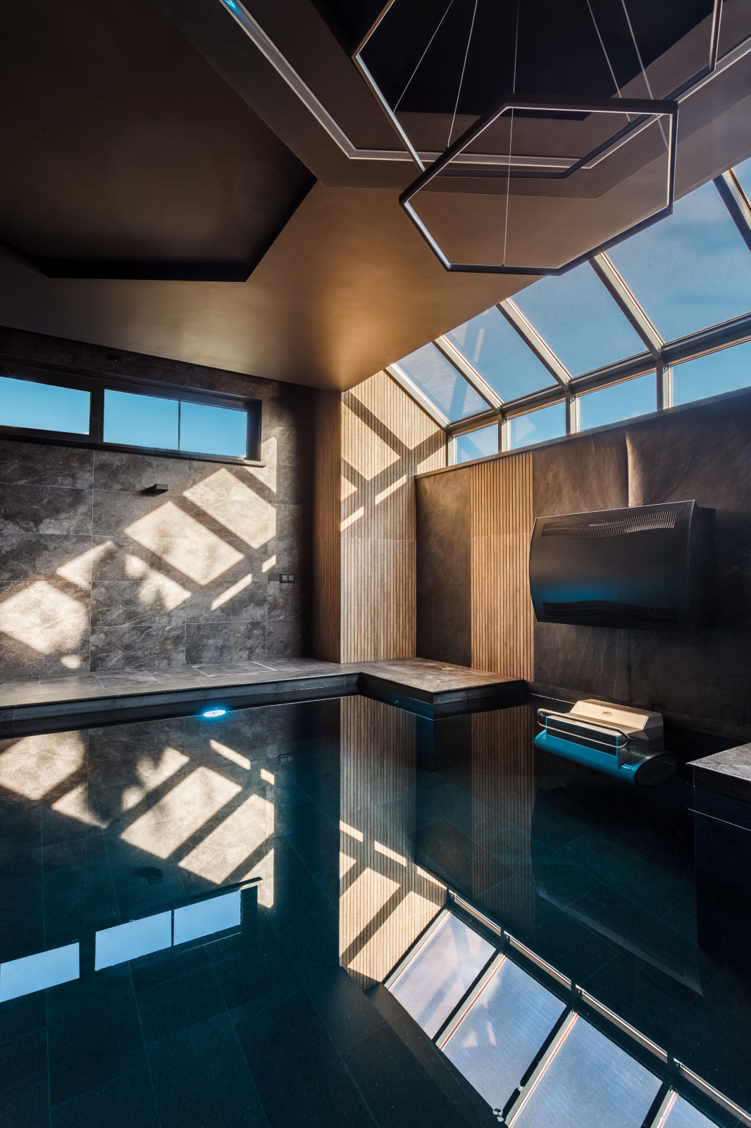 Сауна с бассейном в цоколе частного дома.