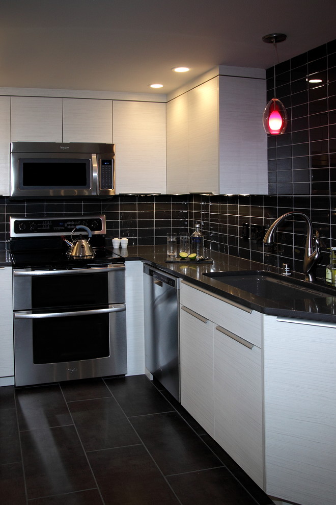 This is an example of a contemporary kitchen in Milwaukee.