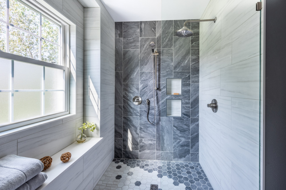 Foto på ett mellanstort funkis vit en-suite badrum, med släta luckor, grå skåp, ett fristående badkar, en kantlös dusch, svart och vit kakel, blå väggar, klinkergolv i keramik, ett undermonterad handfat, vitt golv och dusch med gångjärnsdörr