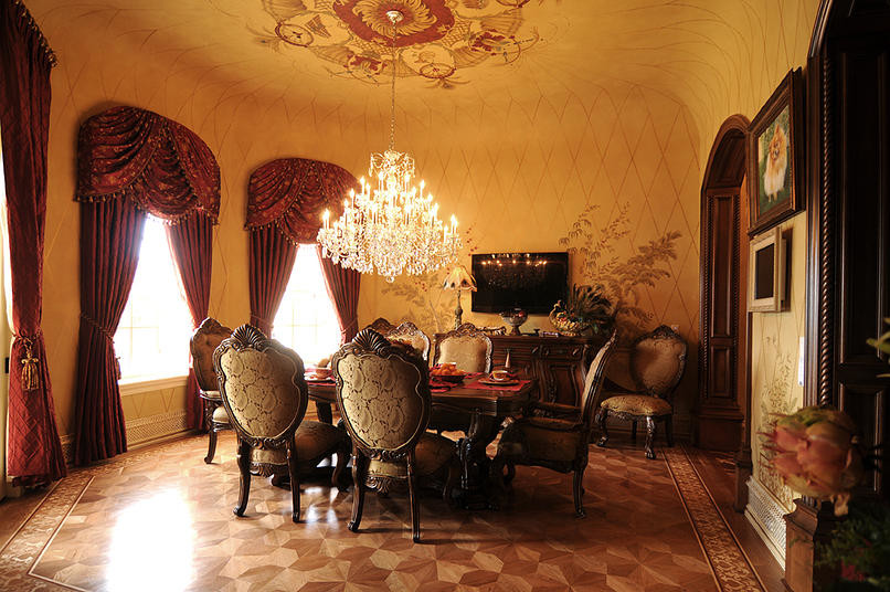 Immagine di una sala da pranzo tradizionale