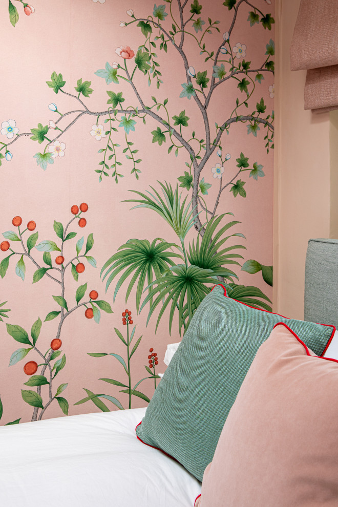 Ispirazione per una piccola camera degli ospiti classica con pareti rosa, moquette, pavimento beige e carta da parati