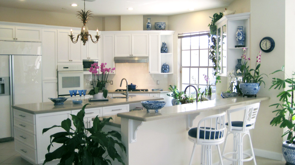 Transitional kitchen photo in Miami