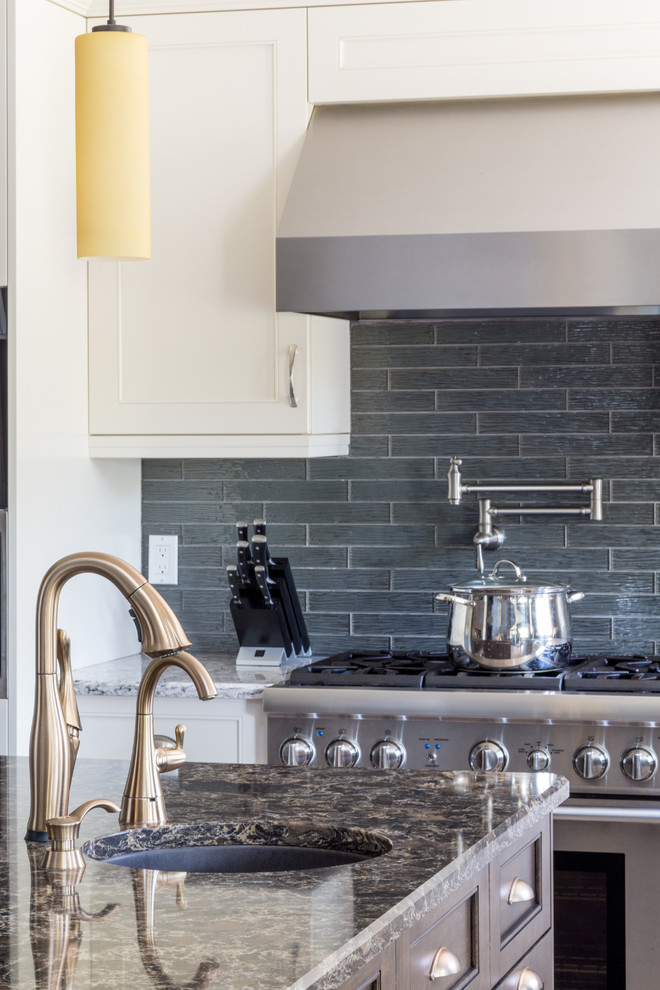 Kitchen - kitchen idea in Toronto