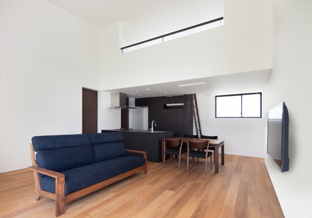 材木町の家 moderne-salon
