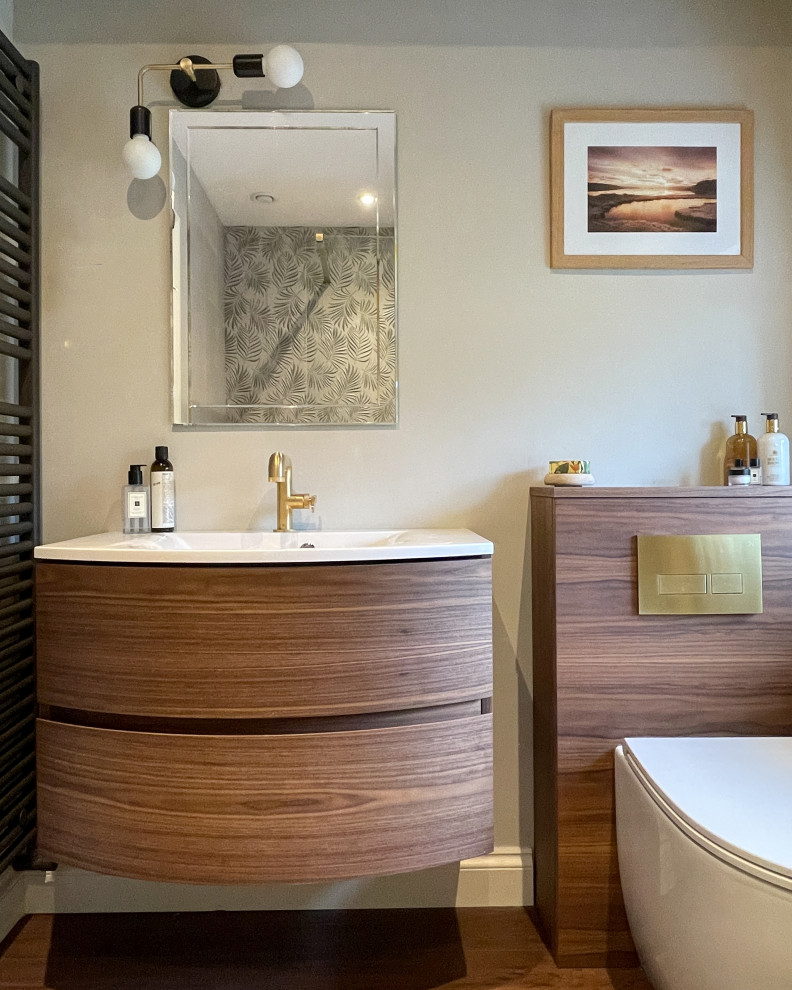 ウエストミッドランズにある高級な小さなコンテンポラリースタイルのおしゃれなバスルーム (浴槽なし) (オープン型シャワー、セラミックタイル、オープンシャワー、洗面台1つ、フローティング洗面台) の写真
