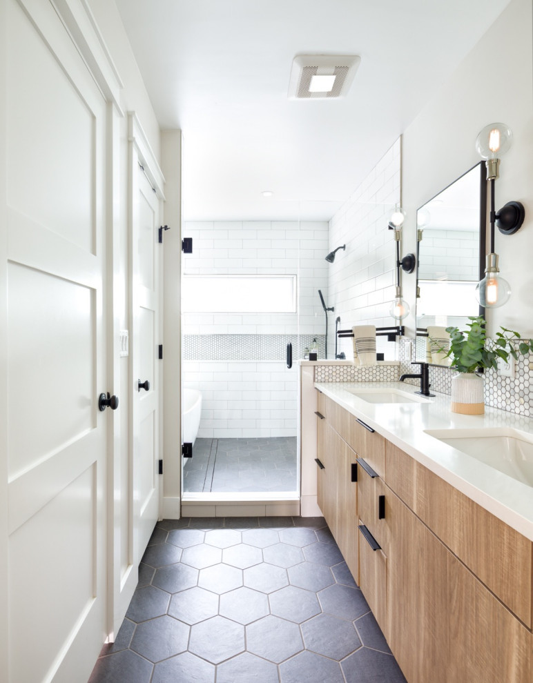 Idée de décoration pour une salle de bain minimaliste avec meuble-lavabo suspendu.