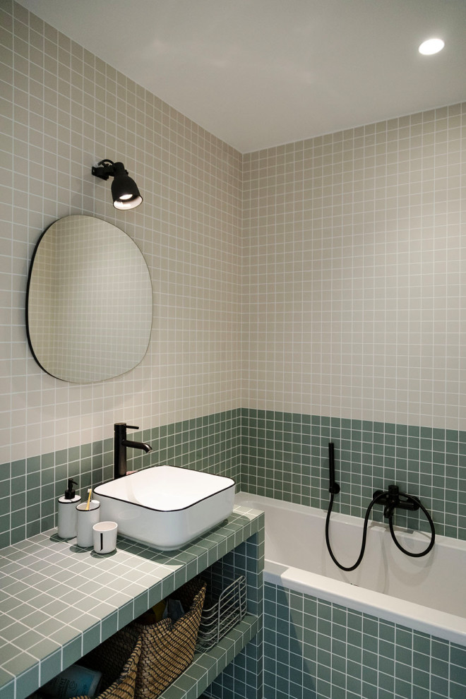 Idéer för att renovera ett mellanstort grön grönt en-suite badrum, med öppna hyllor, gröna skåp, ett platsbyggt badkar, en kantlös dusch, flerfärgad kakel, keramikplattor, vita väggar, ett fristående handfat, kaklad bänkskiva och med dusch som är öppen