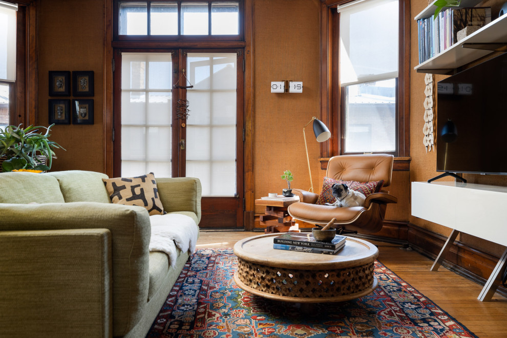 Großes, Abgetrenntes Stilmix Wohnzimmer mit brauner Wandfarbe, freistehendem TV, braunem Boden, Tapetenwänden, braunem Holzboden und freigelegten Dachbalken in Chicago