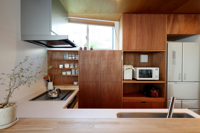 積み重なりの家 japanisch-modern-kueche
