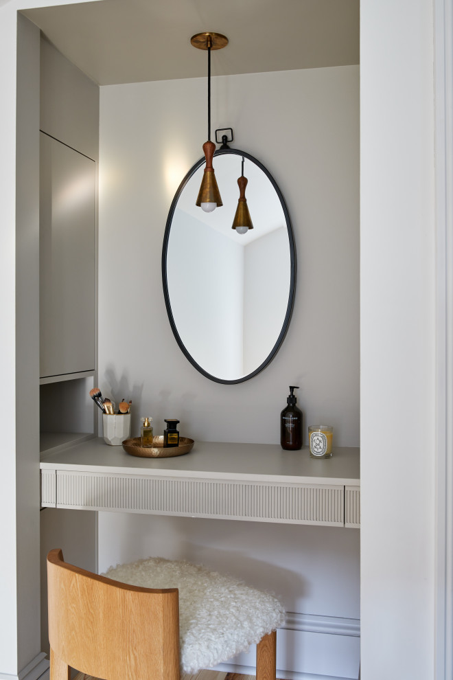 Idéer för små vintage grått en-suite badrum, med grå skåp, grå väggar, mellanmörkt trägolv, bänkskiva i kvartsit och gult golv