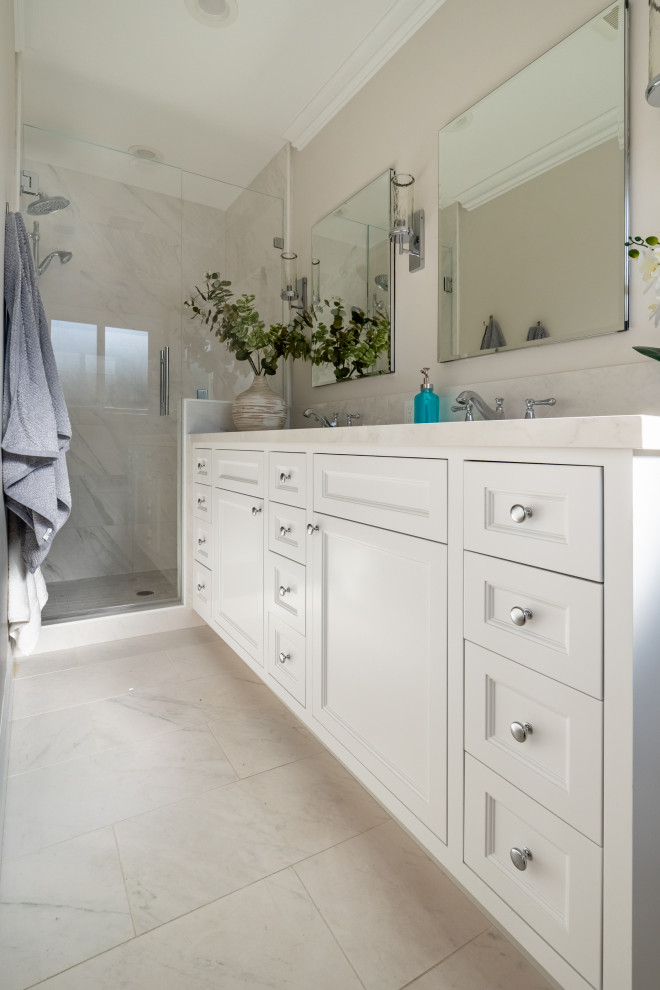 Kleines Klassisches Badezimmer En Suite mit weißen Schränken, Doppelwaschbecken und eingebautem Waschtisch in San Francisco