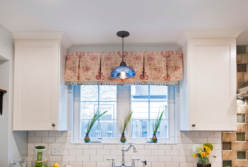 Example of a transitional home design design in Columbus