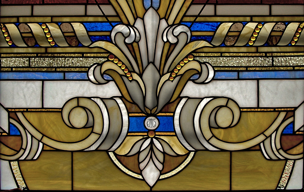 Витражный потолок  с монограммой.